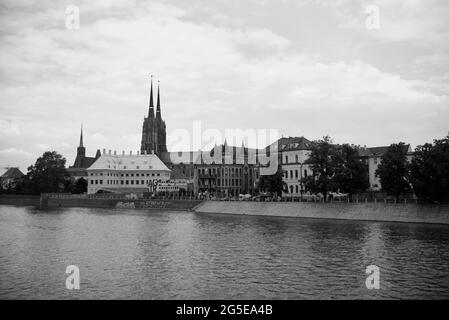 Cattedrale di San Giovanni sullo sfondo visto dall'altra parte del fiume Oder, Breslavia, Polonia Foto Stock