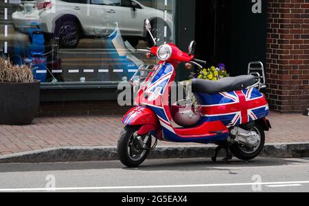 WESTPORT, CT, USA - 26 GIUGNO 2021: Parcheggio motociclistico rosso sulla strada con bandiera inglese colori Foto Stock