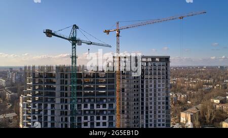 Costruzione di un alto edificio residenziale. Vista aerea della costruzione di un alto edificio di appartamenti. Foto Stock