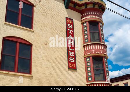 Dixon, Illinois - Stati Uniti - 15 giugno 2021: Architettura del centro di Dixon in un bel pomeriggio di sole. Foto Stock