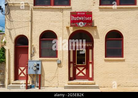 Dixon, Illinois - Stati Uniti - 15 giugno 2021: Architettura del centro di Dixon in un bel pomeriggio di sole. Foto Stock