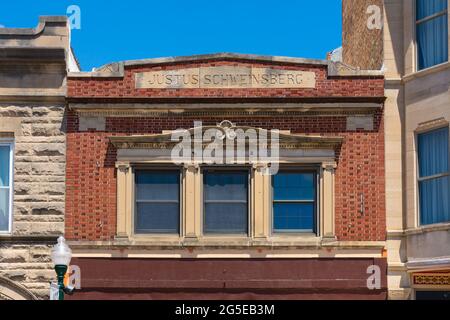 Dixon, Illinois - Stati Uniti - 15 giugno 2021: Architettura del centro di Dixon in un bel pomeriggio di sole. Foto Stock