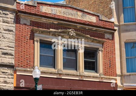 Dixon, Illinois - Stati Uniti - 15 giugno 2021: Architettura del centro di Dixon in un bel pomeriggio di sole. Foto Stock