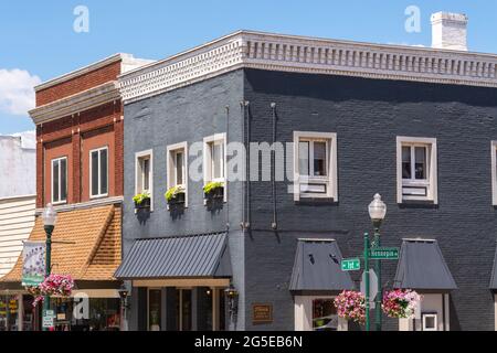 Dixon, Illinois - Stati Uniti - 15 giugno 2021: Architettura del centro di Dixon in un bel pomeriggio di sole. Foto Stock