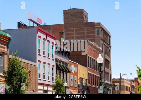 Dixon, Illinois - Stati Uniti - 15 giugno 2021: Architettura del centro di Dixon in un bel pomeriggio di sole. Foto Stock