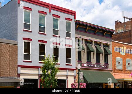 Dixon, Illinois - Stati Uniti - 15 giugno 2021: Architettura del centro di Dixon in un bel pomeriggio di sole. Foto Stock