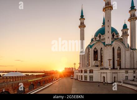 Cremlino di Kazan al tramonto, Tatarstan, Russia. Vista soleggiata della moschea di Kul Sharif, simbolo di Kazan. Famosa attrazione turistica, grande architettura islamica Foto Stock