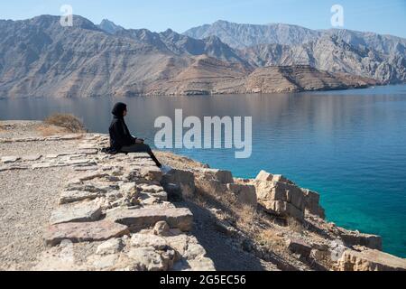 Godendo la calma a Telegraph Island, Musandam, Oman Foto Stock