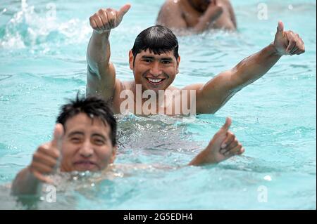 New York, Stati Uniti. 26 Giugno 2021. I giovani adulti giocano nella piscina di Kosciuszko mentre New York City riapre le sue piscine pubbliche all'aperto, in questo giorno, nel quartiere di Brooklyn di New York City, NY, 26 giugno 2021. Le 48 piscine all'aperto di New York City riapriranno in tutti e cinque i comuni, aperte dalle 11:00 alle 15:00 e chiuse per un'ora per la pulizia e riapriranno alle 16:00 fino alle 19:00; agli amanti della piscina verrà richiesto di indossare maschere facciali, a meno che non siano in acqua. (Foto di Anthony Behar/Sipa USA) Credit: Sipa USA/Alamy Live News Foto Stock