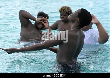 New York, Stati Uniti. 26 Giugno 2021. I giovani adulti giocano nella piscina di Kosciuszko mentre New York City riapre le sue piscine pubbliche all'aperto, in questo giorno, nel quartiere di Brooklyn di New York City, NY, 26 giugno 2021. Le 48 piscine all'aperto di New York City riapriranno in tutti e cinque i comuni, aperte dalle 11:00 alle 15:00 e chiuse per un'ora per la pulizia e riapriranno alle 16:00 fino alle 19:00; agli amanti della piscina verrà richiesto di indossare maschere facciali, a meno che non siano in acqua. (Foto di Anthony Behar/Sipa USA) Credit: Sipa USA/Alamy Live News Foto Stock