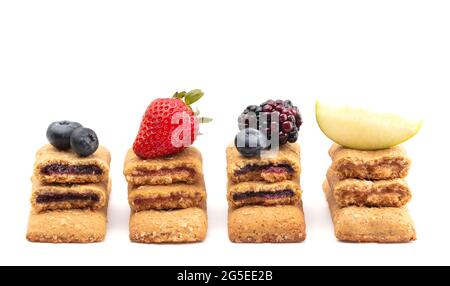 Vari sapori di Whole Grain Breakfast bar su uno sfondo bianco Foto Stock