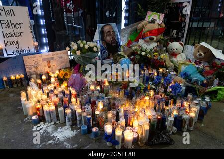 Los Angeles, CA, Stati Uniti. 1 aprile 2019. Un monumento allestito per la Nipsey Hussle di fronte al negozio Marathon di Los Angeles, California. Foto Stock