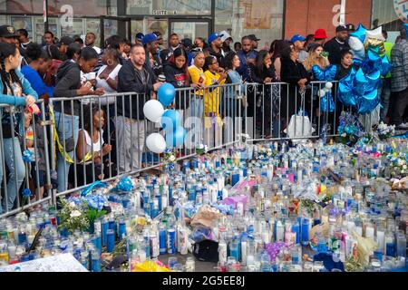 Los Angeles, CA, Stati Uniti. 11 Aprile 2019. La gente si mostra in lutto e paga gli rispetti dopo che Nipsey Husky è stato ucciso al negozio Marathon a Los Angeles, CA. Foto Stock