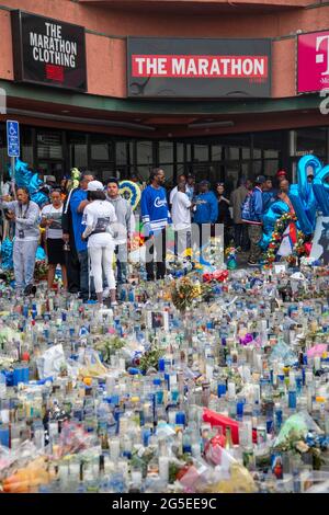 Los Angeles, CA, Stati Uniti. 11 Aprile 2019. La gente si mostra in lutto e paga gli rispetti dopo che Nipsey Husky è stato ucciso al negozio Marathon a Los Angeles, CA. Foto Stock