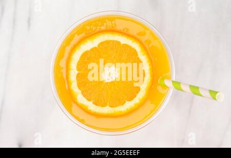 Succo di arancia appena spremuto in una tazza monouso in plastica Foto Stock