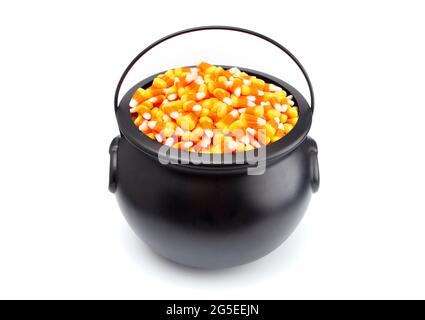 Cauldron nero per streghe piene di granoturco caramello Foto Stock