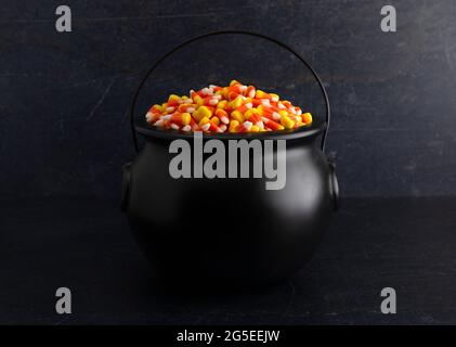 Cauldron nero per streghe piene di granoturco caramello Foto Stock