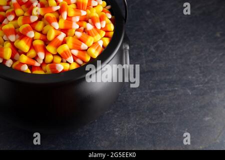 Cauldron nero per streghe piene di granoturco caramello Foto Stock