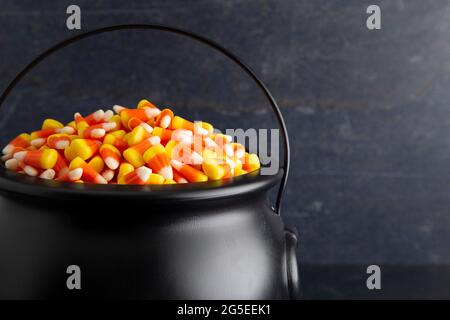 Cauldron nero per streghe piene di granoturco caramello Foto Stock