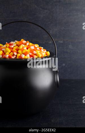 Cauldron nero per streghe piene di granoturco caramello Foto Stock