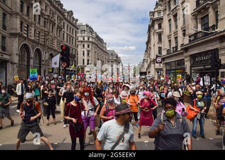 Londra, Regno Unito. 26 giugno 2021. Manifestanti su Regent Street. Diverse proteste hanno avuto luogo nella capitale, come pro-Palestina, Black Lives Matter, Kill the Bill, Extinction Rebellion, Dimostranti anti anti anti-Tory, e vari altri gruppi marciarono attraverso il centro di Londra.(Credit: Vuk Valcic / Alamy Live News) Foto Stock