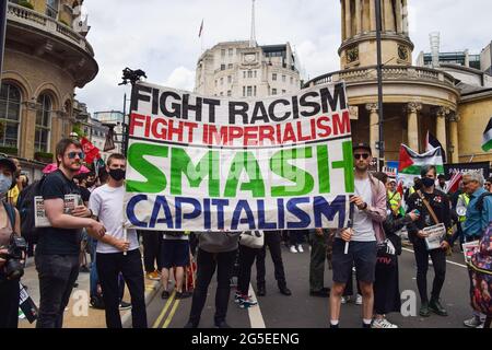 Londra, Regno Unito. 26 giugno 2021. Manifestanti su Regent Street. Diverse proteste hanno avuto luogo nella capitale, come pro-Palestina, Black Lives Matter, Kill the Bill, Extinction Rebellion, Dimostranti anti anti anti-Tory, e vari altri gruppi marciarono attraverso il centro di Londra.(Credit: Vuk Valcic / Alamy Live News) Foto Stock