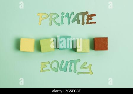 Didascalia di testo che presenta l'equità privata. Word per partnership limitate composte da fondi non scambiati pubblicamente Stack of Sample Cube caselle rettangolari su Foto Stock