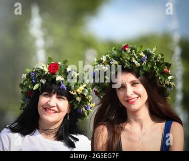 Varsavia, Polonia. 26 Giugno 2021. Le donne che indossano corone floreali tradizionali si riuniscono durante le celebrazioni estive del solstizio a Varsavia, Polonia, il 26 giugno 2021. Credit: Jaap Arriens/Xinhua/Alamy Live News Foto Stock