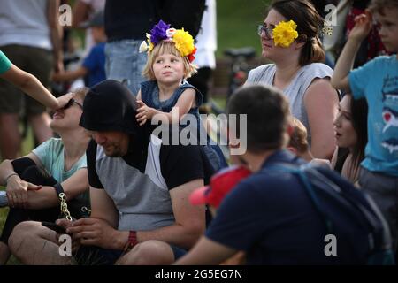 Varsavia, Polonia. 26 Giugno 2021. La gente si riunisce durante le celebrazioni del solstizio estivo a Varsavia, Polonia, il 26 giugno 2021. Credit: Jaap Arriens/Xinhua/Alamy Live News Foto Stock