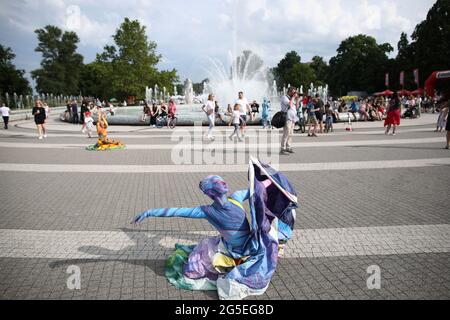 Varsavia, Polonia. 26 Giugno 2021. I ballerini si esibiscono durante le celebrazioni estive del solstizio a Varsavia, Polonia, il 26 giugno 2021. Credit: Jaap Arriens/Xinhua/Alamy Live News Foto Stock