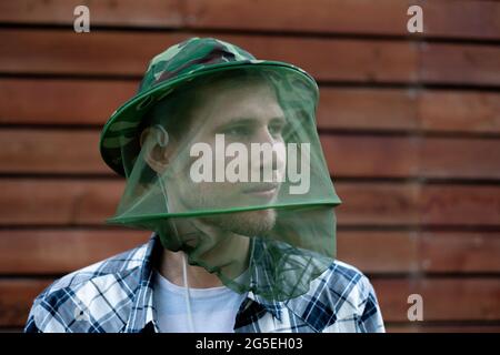 un uomo viaggiatore nella maschera di zanzara per proteggere il viso dagli insetti Foto Stock