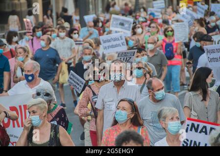 Questa manifestazione è il culmine di una giornata di lotta chiamata a difesa dei servizi pubblici e del sistema pensionistico pubblico, nonché contro la brutale precarietà sociale che colpisce drammaticamente le classi lavoratrici di tutto lo Stato spagnolo; Ma soprattutto nella Comunità di Madrid, una conferenza che si terrà in vari quartieri e città il 25 e 26 giugno (Coslada, Vicálvaro, Vallekas, Alcobendas-San Sebastián de los Reyes, Lavapiés, Valdezarzas, Tres Cantos, Arganzuela, Torrejón ..). La Giornata della lotta in generale e la manifestazione di sabato 26, lasciando Atocha Foto Stock