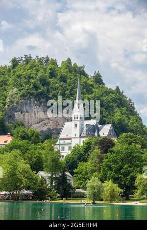 Foto del lago dissanguato e la chiesa di san martino a Bled, Slovenia. La Chiesa Parrocchiale di San Martino a Bled (Slovenia nordoccidentale) è la chiesa parrocchiale Foto Stock
