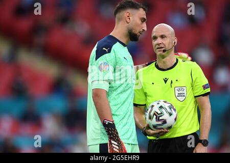 Londra, Regno Unito. 26 Giugno 2021. Gianluigi DONNARUMMA (Italia)Anthony Taylor (arbitro) 26 giugno; 2021 - Calcio : Campionato europeo UEFA 2020; turno di 16 ; incontro finale tra Italia 2-1 Austria allo stadio di Wembley ; Londra, Inghilterra;( foto di aicfoto)(ITALIA) [0855] Foto Stock