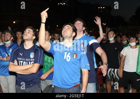 Roma, Italia. 26 Giugno 2021. (NOTA DEL REDATTORE: Image contains profanity) sostenitori italiani a Piazza del Popolo a Roma, in seguito alla partita Italia-Austria, otto finali di Euro 2020. (Foto di Paolo Pizzi/Pacific Press) Credit: Pacific Press Media Production Corp./Alamy Live News Foto Stock