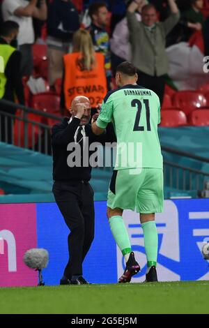 Londra, Regno Unito. 26 Giugno 2021. Gianluca Vialli (Italia)Gianluigi DONNARUMMA (Italia) festeggia dopo aver segnato il secondo goal della sua squadra durante il Campionato europeo UEFA '2020 Round of 16 match tra Italia 2-1 Austria Women al Wembley Stadium il 27 giugno 2021 a Londra, Inghilterra. Credit: Maurizio Borsari/AFLO/Alamy Live News Foto Stock