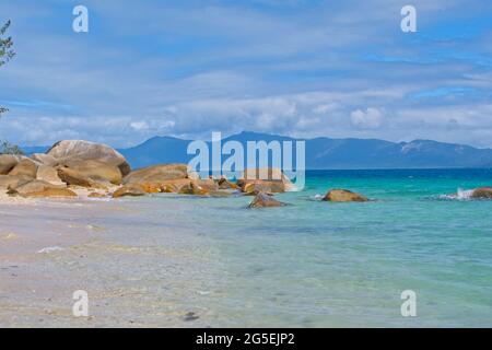 Nudey Beach sull'isola Fitzroy, il far North Queensland ha votato la migliore spiaggia dell'Australia nel 2018 Foto Stock