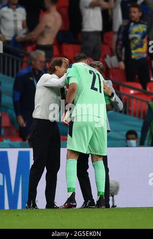 Londra, Regno Unito. 26 Giugno 2021. Roberto Mancini Coach (Italia)Gianluigi DONNARUMMA (Italia) festeggia dopo aver segnato il primo goal della sua squadra durante il Campionato europeo UEFA '2020 Round of 16 match tra Italia 2-1 Austria Women al Wembley Stadium il 27 giugno 2021 a Londra, Inghilterra. Credit: Maurizio Borsari/AFLO/Alamy Live News Foto Stock