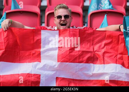 Amsterdam, Paesi Bassi. 26 Giugno 2021. Un fan della Danimarca si acclama durante la partita UEFA Euro 2020 Championship Round del 16 tra Galles e Danimarca alla Johan Cruijff Arena di Amsterdam, Paesi Bassi, 26 giugno 2021. Credit: Zheng Huansong/Xinhua/Alamy Live News Foto Stock