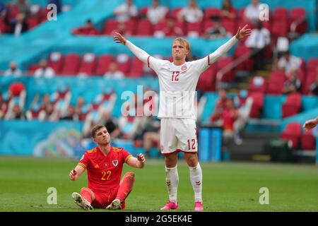 Amsterdam, Paesi Bassi. 26 Giugno 2021. Kasper Dolberg (R) della Danimarca festeggia il suo punteggio mentre Chris Mepham del Galles guarda durante il Campionato europeo UEFA Euro 2020 del 16 tra Galles e Danimarca alla Johan Cruijff Arena di Amsterdam, Paesi Bassi, 26 giugno 2021. Credit: Zheng Huansong/Xinhua/Alamy Live News Foto Stock