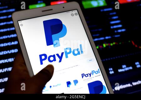 India. 27 Giugno 2021. In questa illustrazione fotografica i loghi Paypal visualizzati su un telefono Android. (Foto di Avishek Das/SOPA Images/Sipa USA) Credit: Sipa USA/Alamy Live News Foto Stock