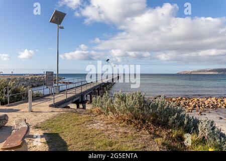 Il molo in legno a Emu Bay con prehore in primo piano Kangaroo Island South Australia il 9 maggio 2021 Foto Stock