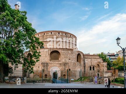 Vista della rotonda (con un minareto aggiunto), un monumento romano agli inizi del IV secolo d.C. nel centro della città. Foto Stock