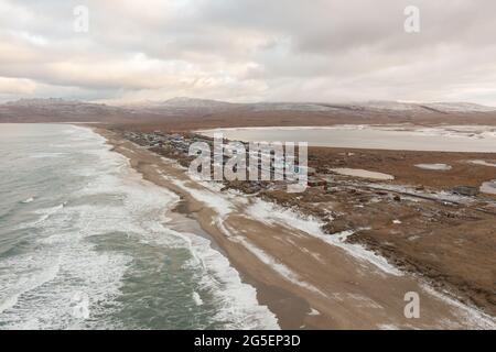 Enurmino, distretto autonomo di Chukotka, Russia - 14 ottobre 2020: Villaggio settentrionale sulle rive del mare di Chukchi. Foto Stock