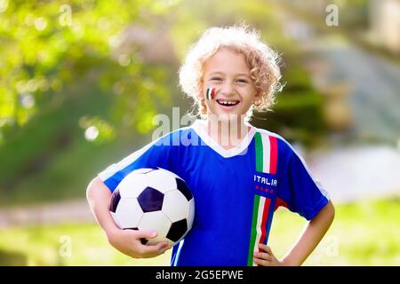 Italia tifoso di calcio. I bambini italiani giocano a calcio sul campo all'aperto. I tifosi del team festeggiano la vittoria. I bambini segnano un gol alla partita di calcio. Poco Foto Stock