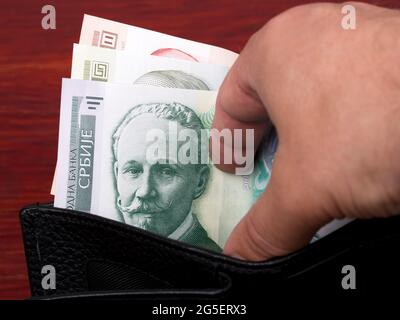 Dinaro serbo nel portafoglio nero Foto Stock