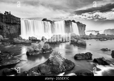 Cascate di Iguazu in Argentina, immagine monocromatica in bianco nero. Vista dalla bocca del Diavolo. Foto Stock