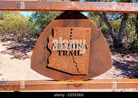 Una delle molte porte per il bestiame lungo l'Arizona Trail, Arizona, U.S.A Foto Stock