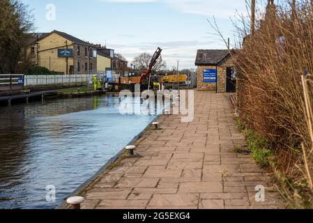 Lavori di ingegneria del Canal and River Trust che sostituiscono le porte di sicurezza sul canale di Leeds Liverpool Foto Stock