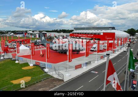 Stand Finmeccanica alla Farnborough International Airshow 2012, UK. Grande area espositiva con Alenia Aermacchi, marchi AgustaWestland Foto Stock